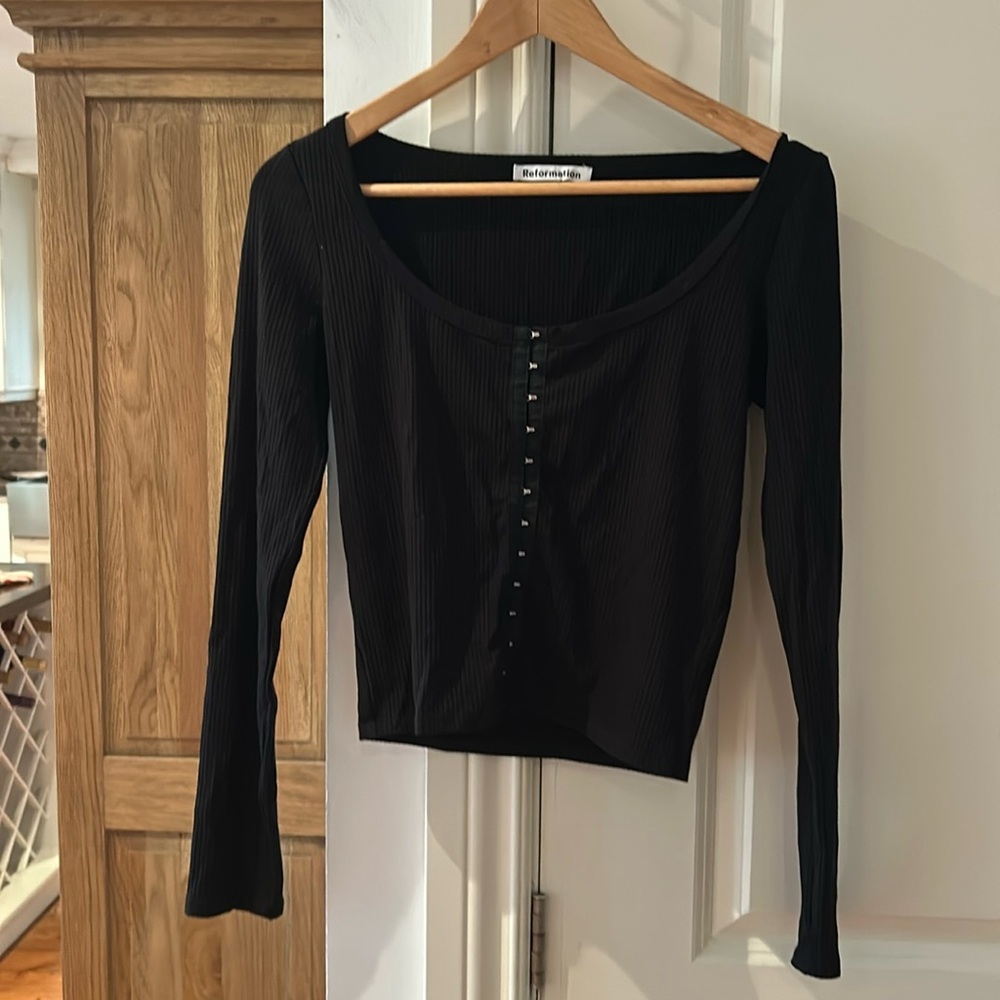 🎀REFORMATION medium Henley black fitted long sleeve scoop neck Euc made in USA